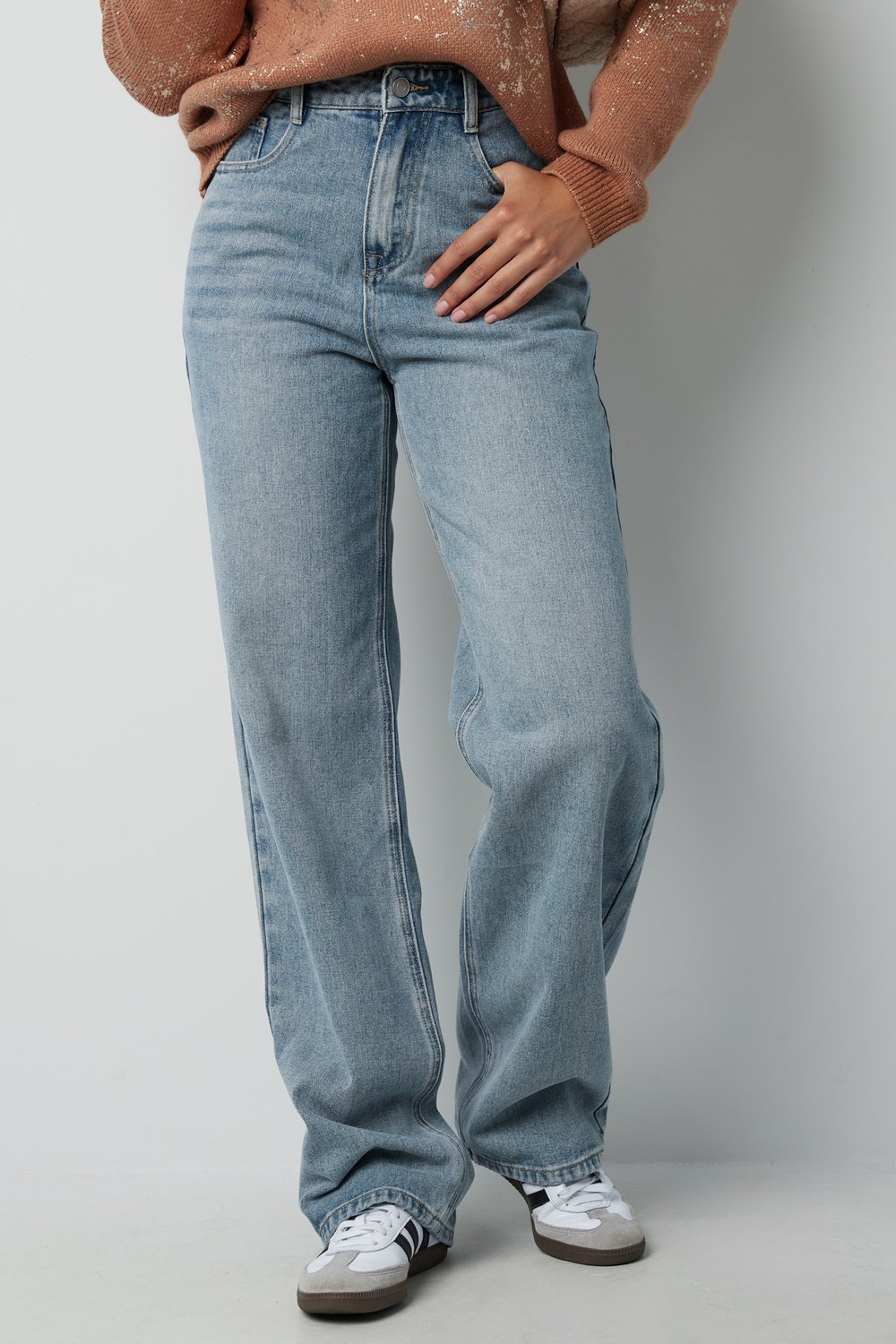 Jeans mit ausgestelltem Bein h5Bild6